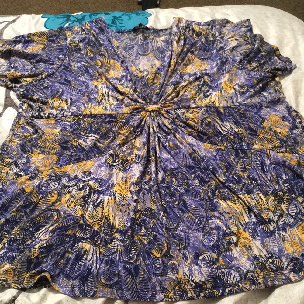 V Neck 2x‼️ beautiful shirt like new